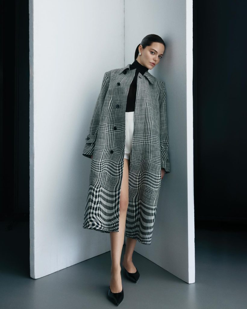 Hilal Altınbilek poses porn