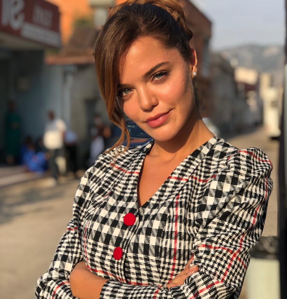 Hilal Altınbilek smiles hot xxx