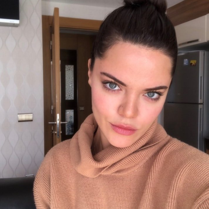 Hilal Altınbilek smiles pussy