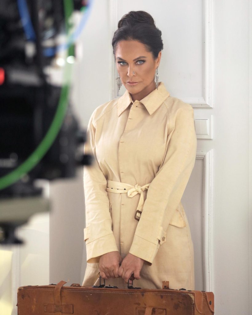 Hülya Avşar looks ass