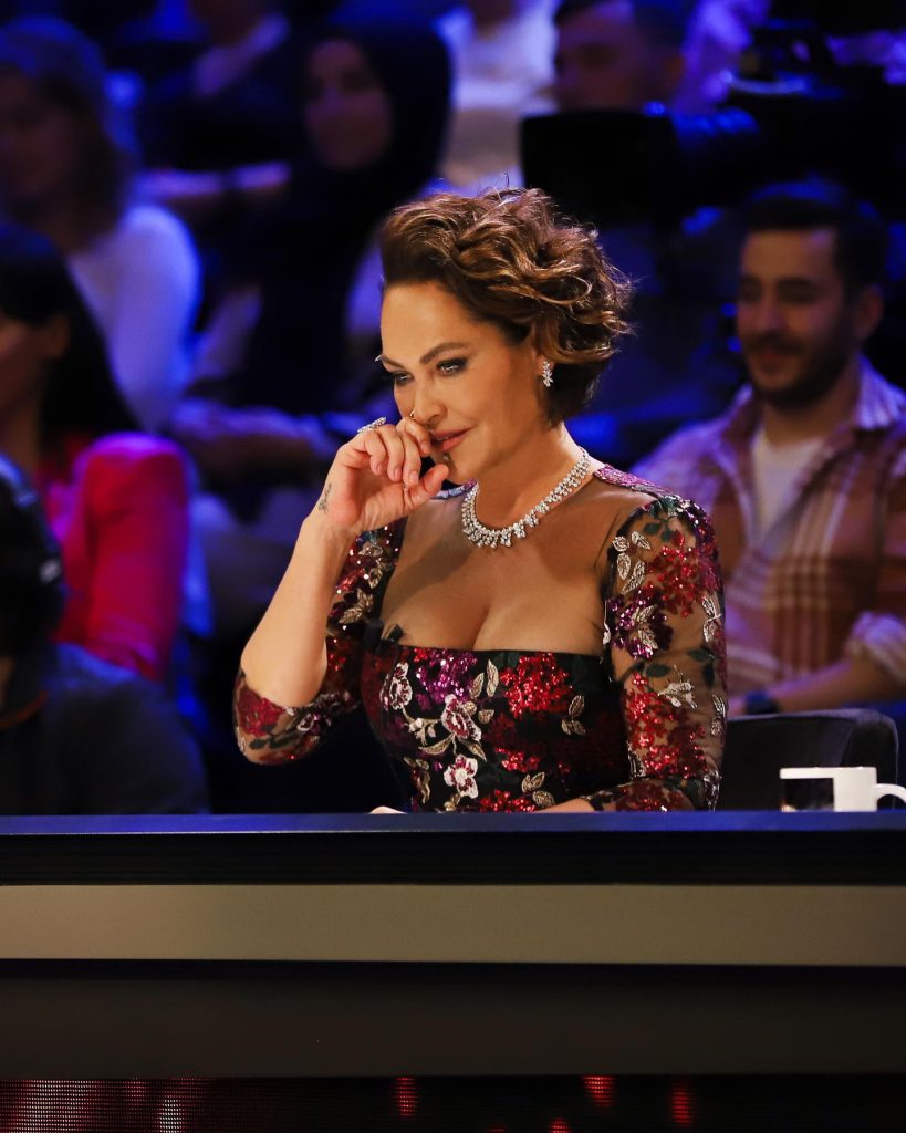 Hülya Avşar looks boobs