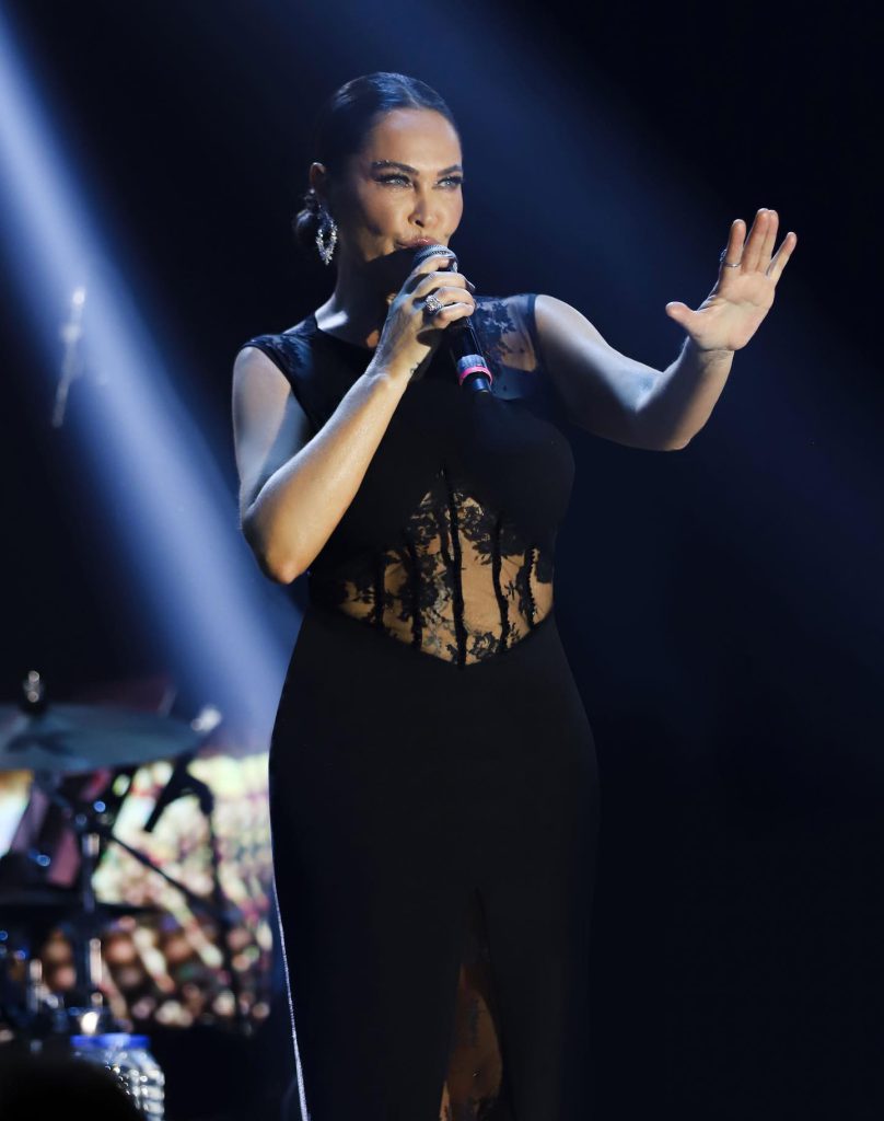 Hülya Avşar looks hot