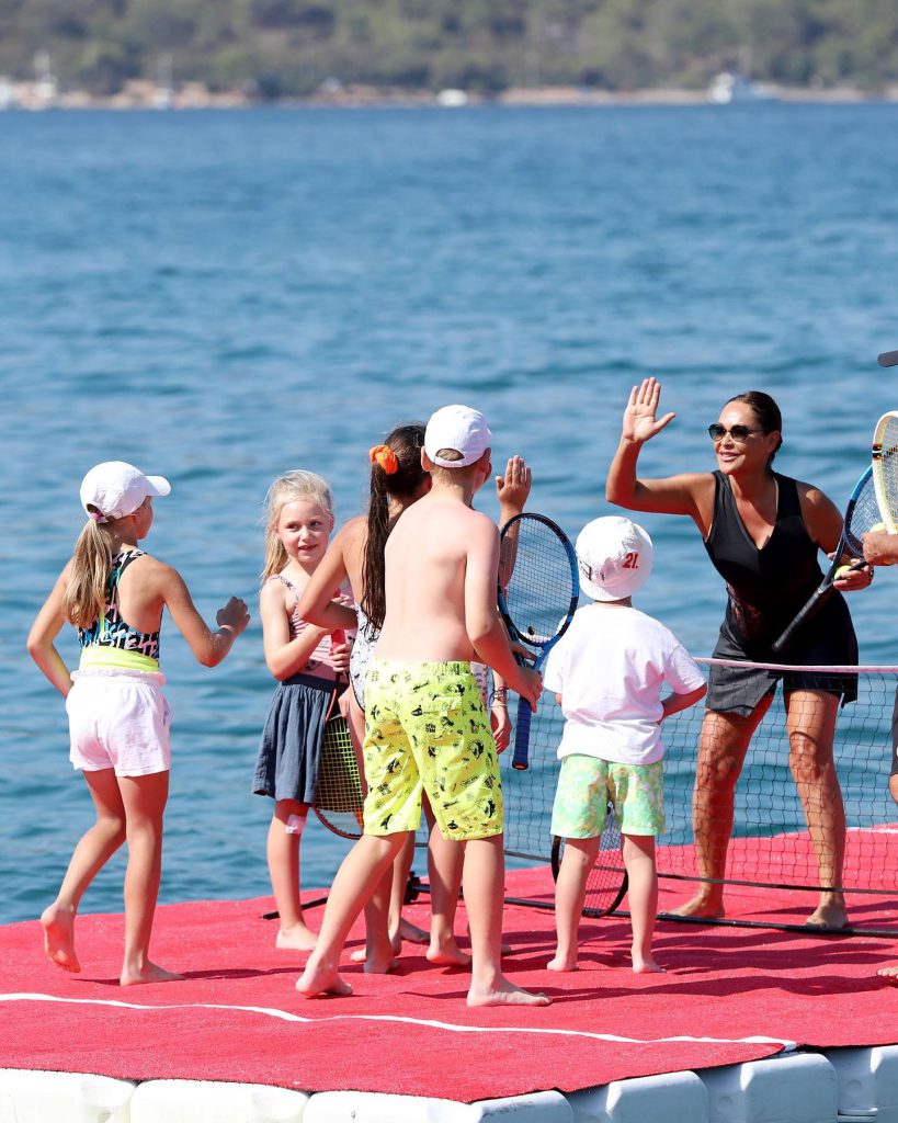 Hülya Avşar looks hot bikini