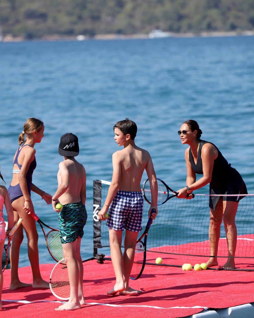 Hülya Avşar looks hot images