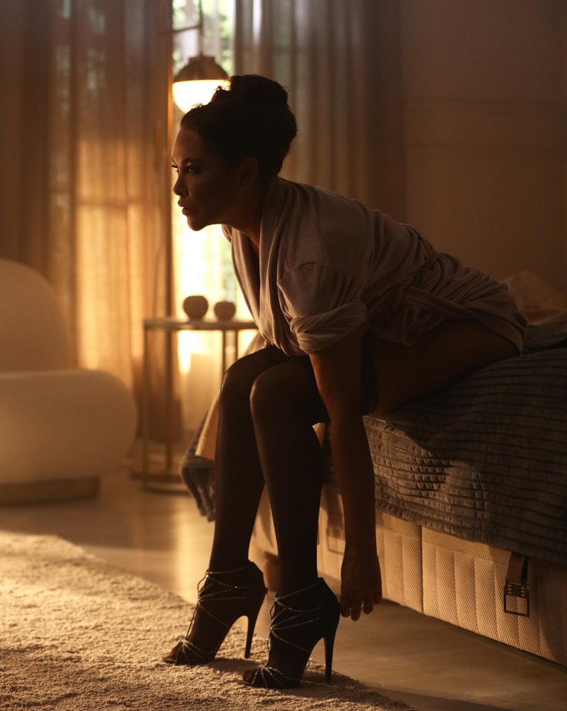 Hülya Avşar looks naked