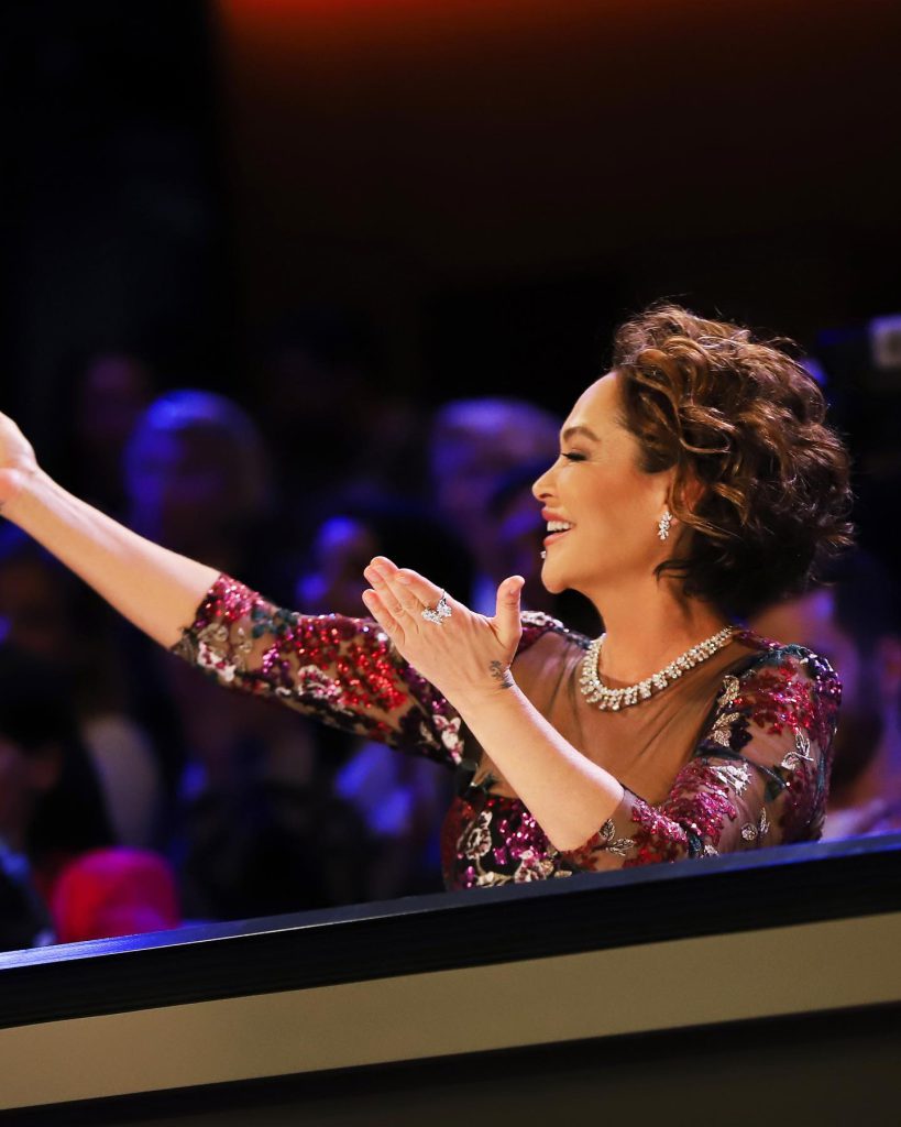 Hülya Avşar looks nude pics