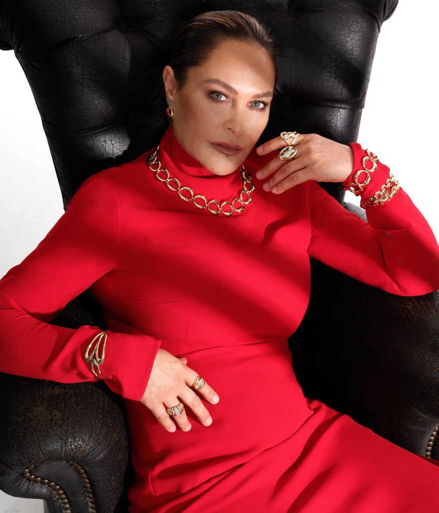 Hülya Avşar looks pussy