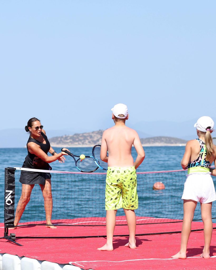 Hülya Avşar looks sex scenes