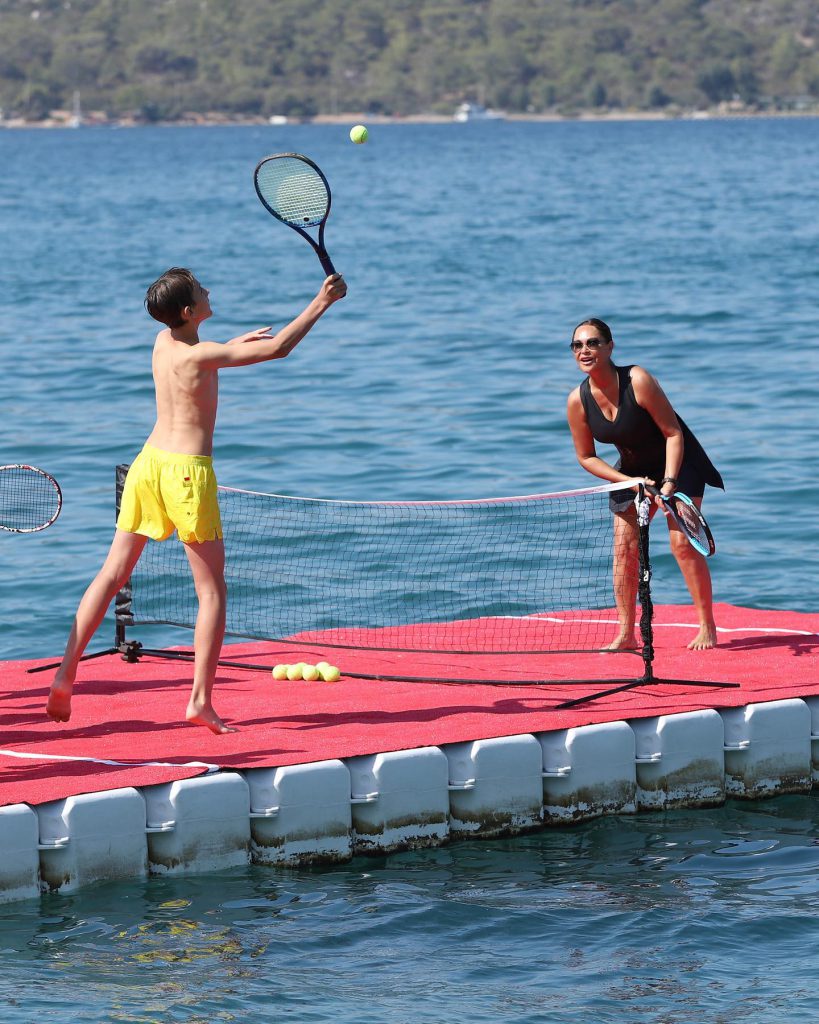 Hülya Avşar looks xxx sex