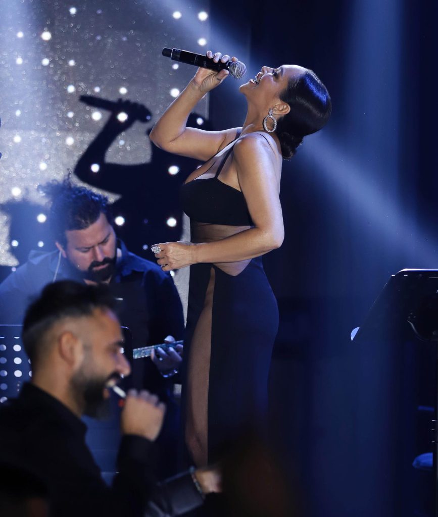 Hülya Avşar modeling nude