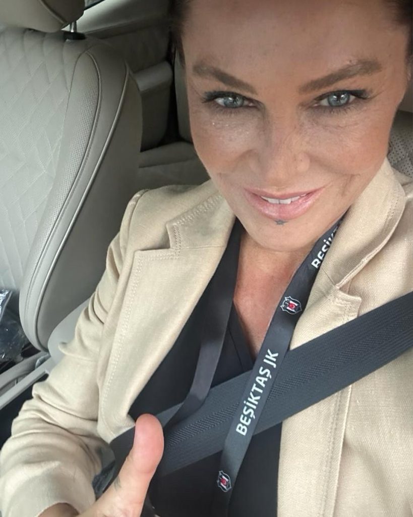 Hülya Avşar poses boobs