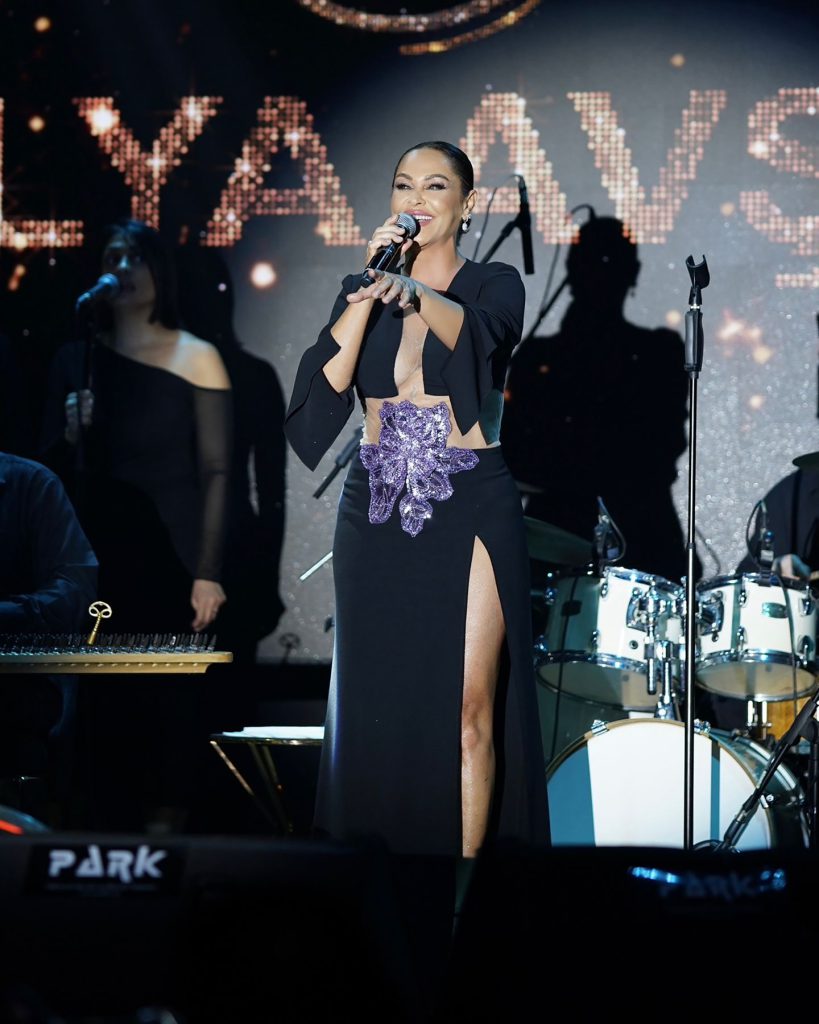 Hülya Avşar poses fuck