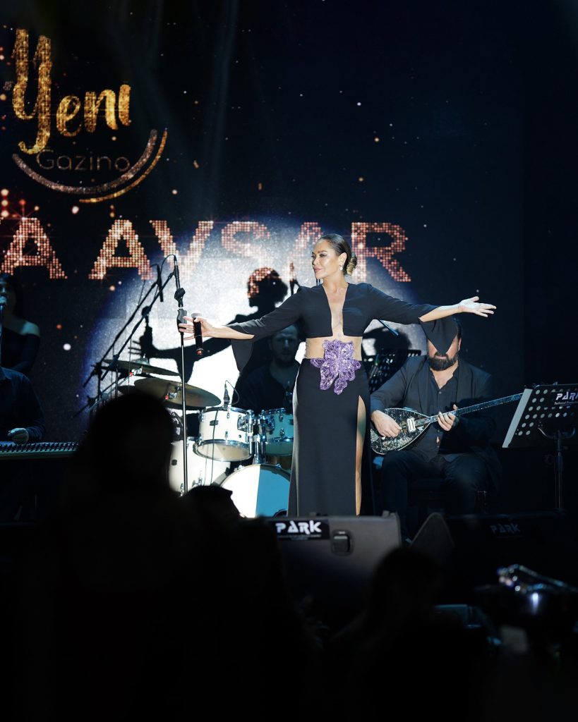 Hülya Avşar poses hot