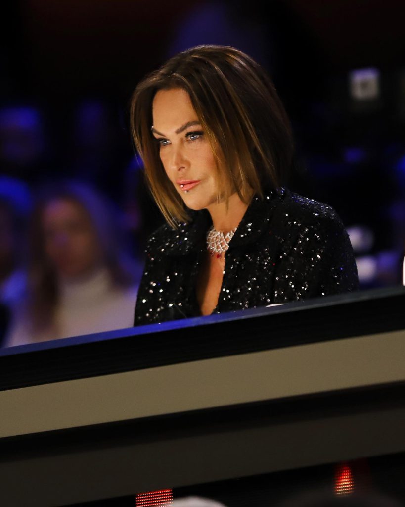 Hülya Avşar poses hot bikini