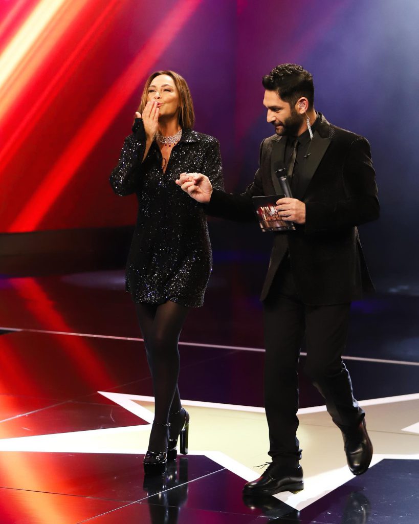 Hülya Avşar poses hot images