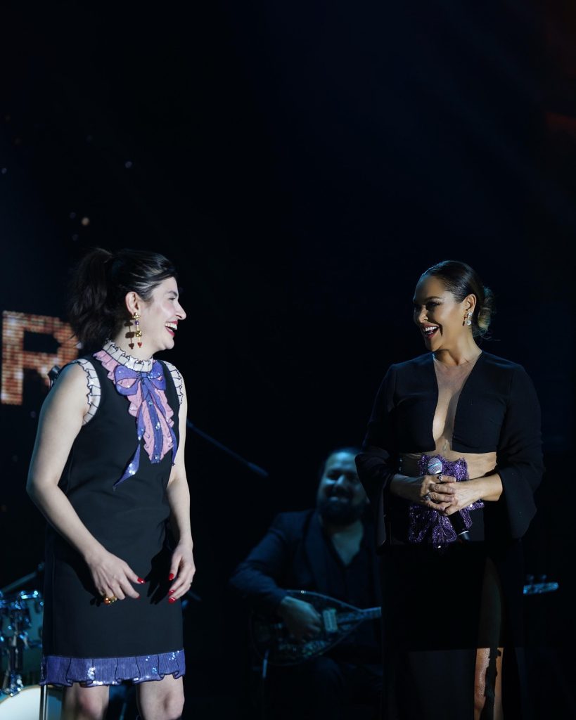 Hülya Avşar poses hot pics