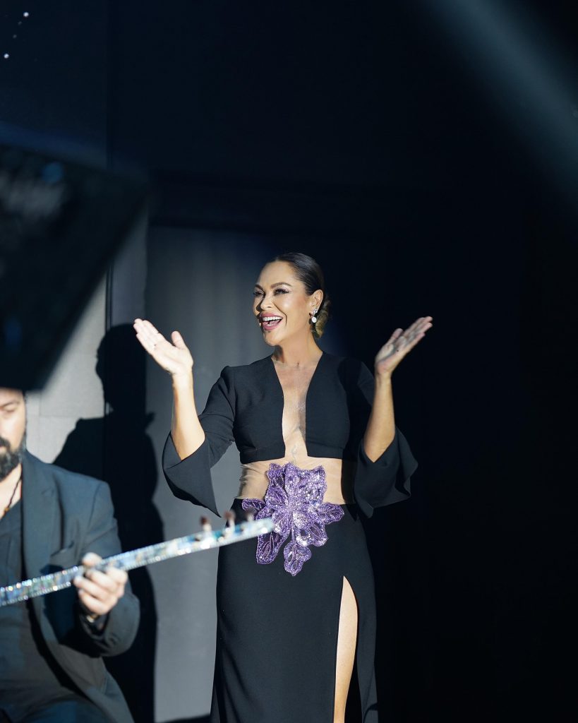 Hülya Avşar poses nude