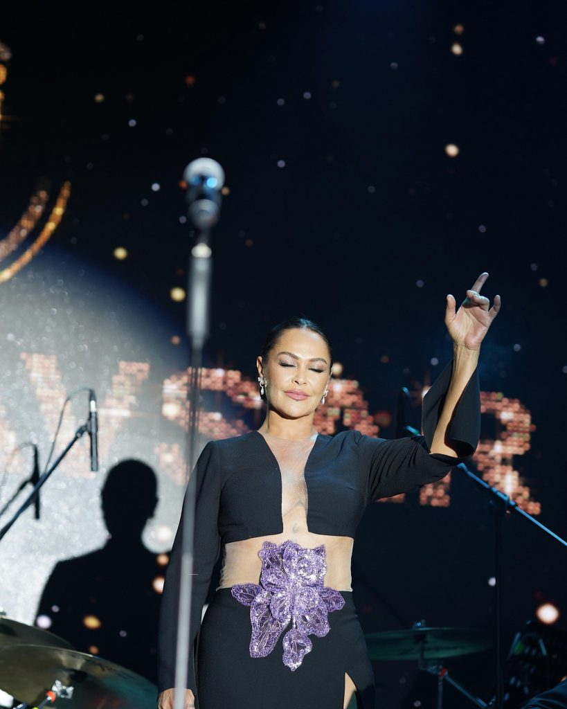 Hülya Avşar poses nudes