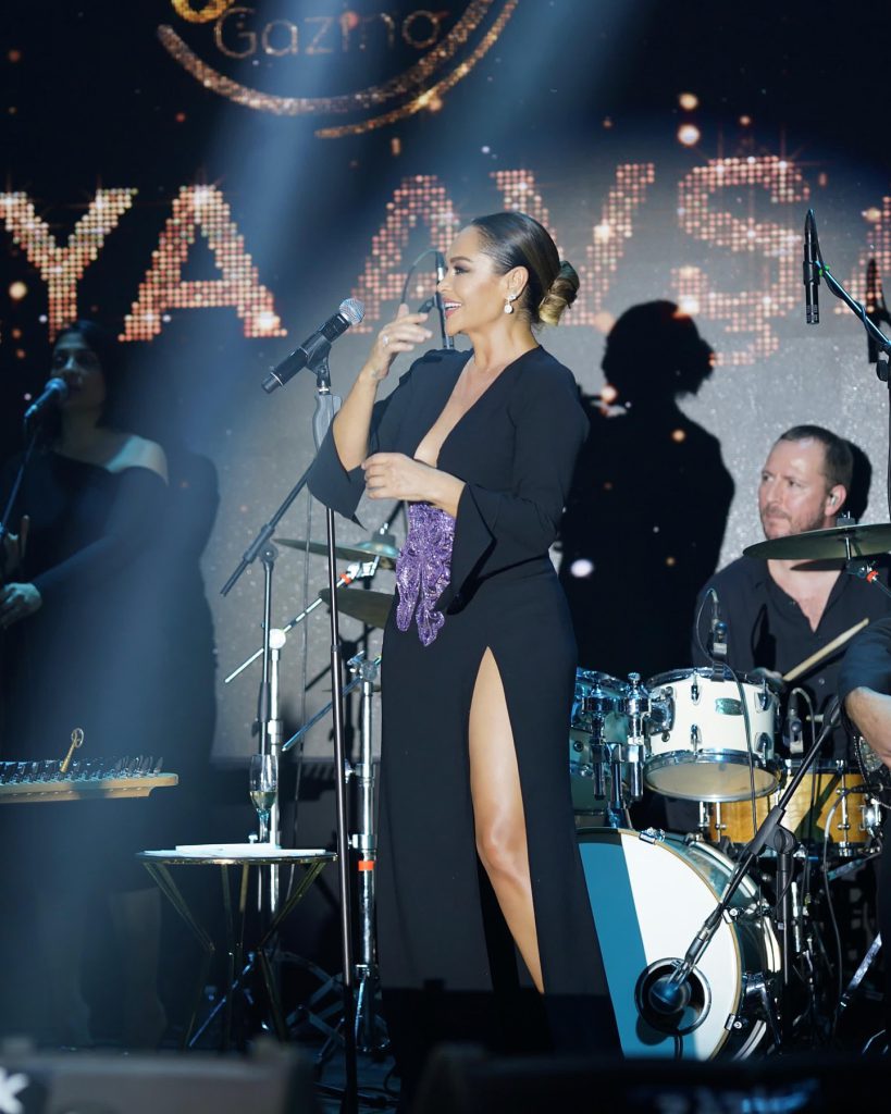 Hülya Avşar poses porn