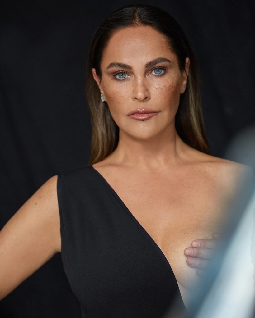 Hülya Avşar poses pussy