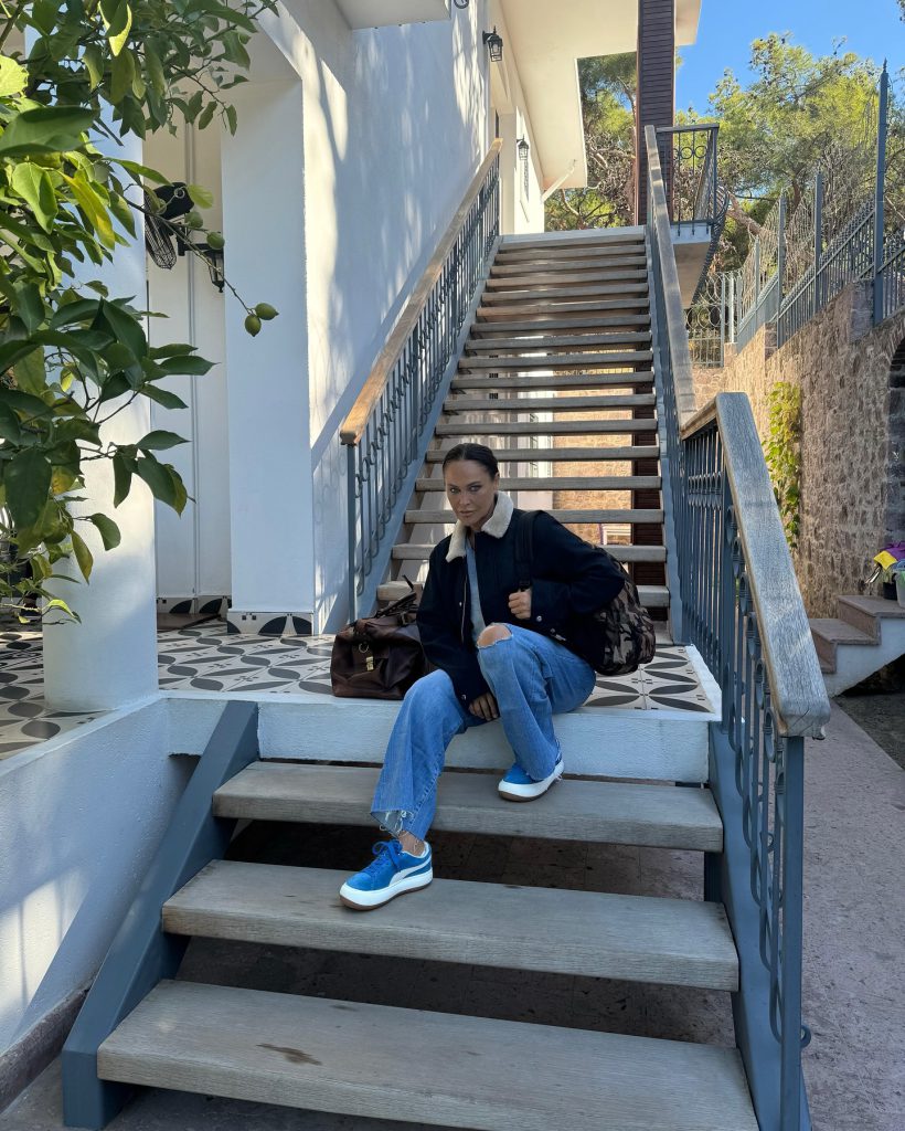 Hülya Avşar poses xxx sex