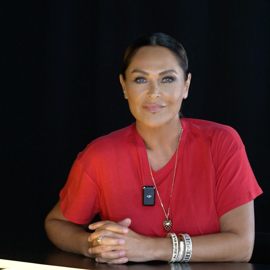 Hülya Avşar smiles boobs