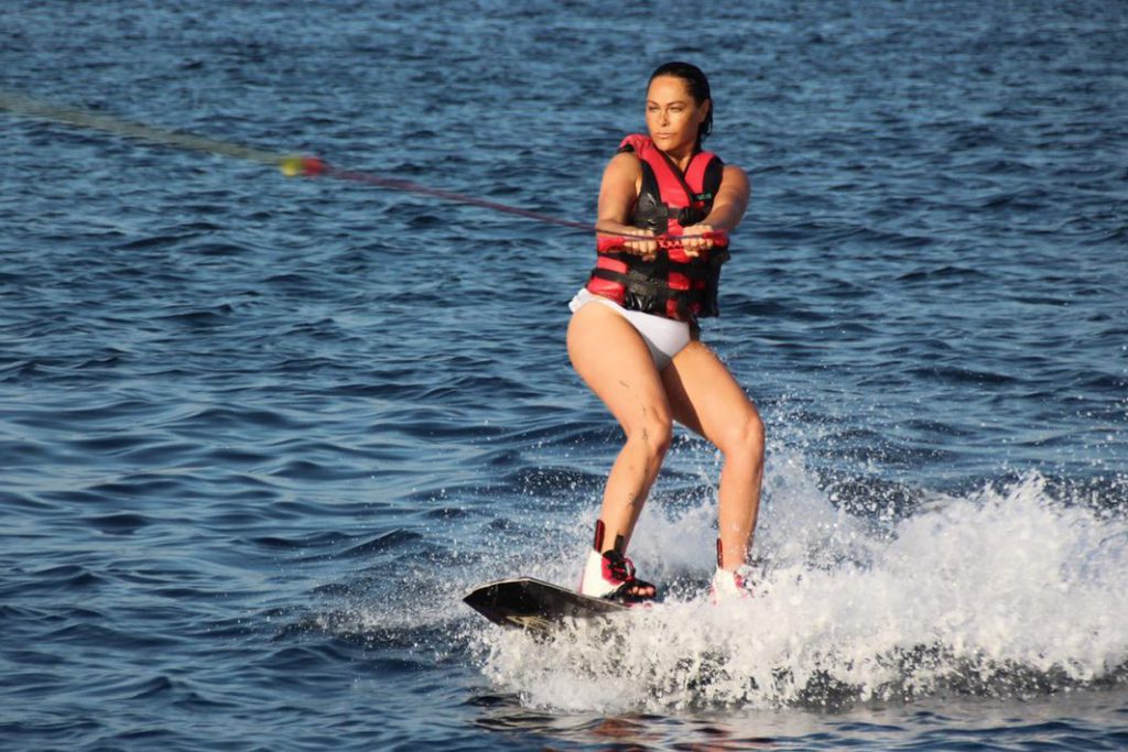 Hülya Avşar smiles hot images