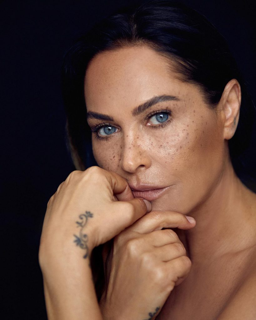 Hülya Avşar smiles hot photos