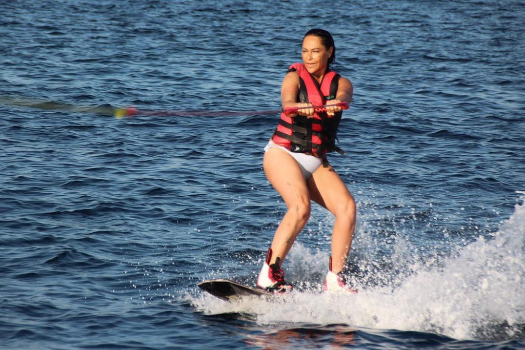 Hülya Avşar smiles pussy