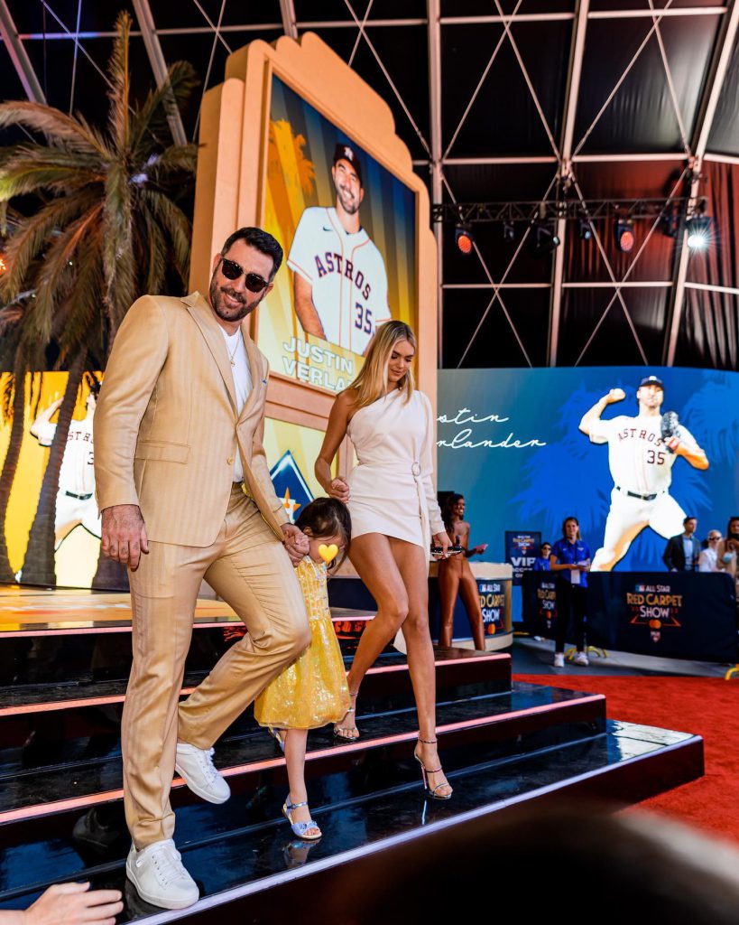 Kate Upton looks pussy