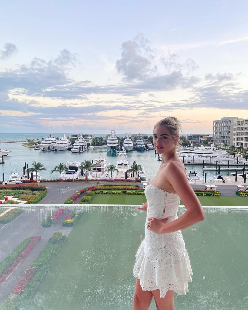 Kate Upton looks sexy