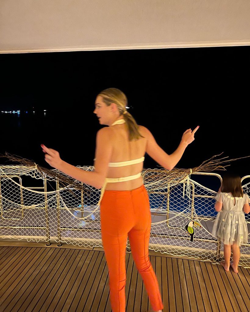 Kate Upton poses sex scenes