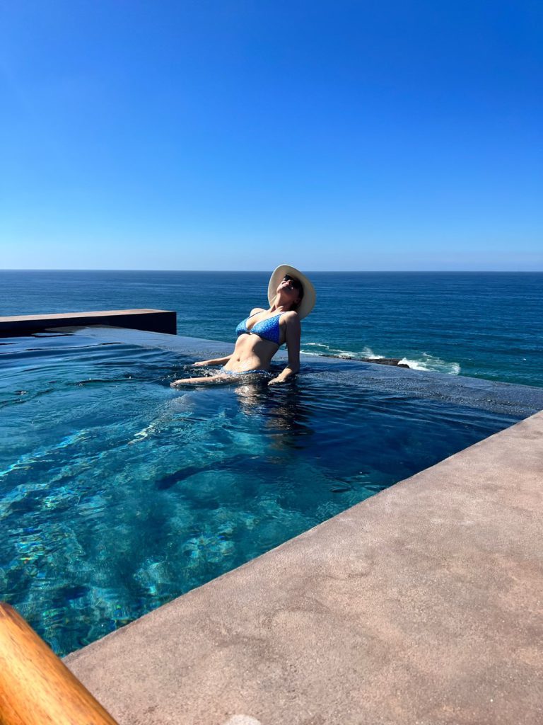 Kate Upton smiles sexy