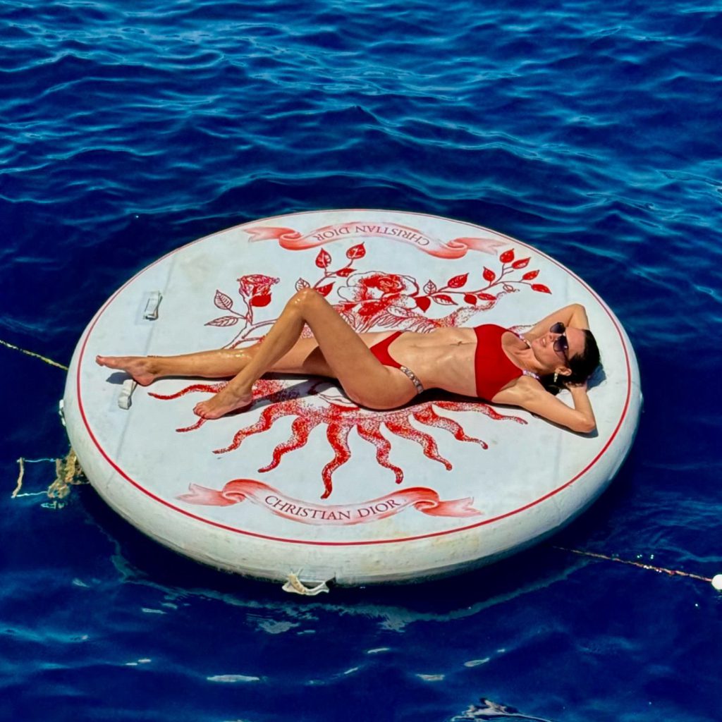 Melis Sezen ardent hot pics