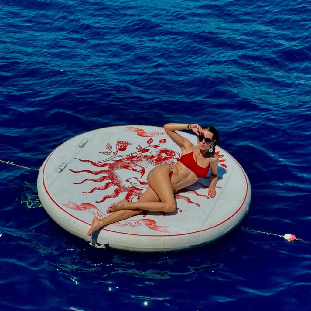 Melis Sezen ardent naked