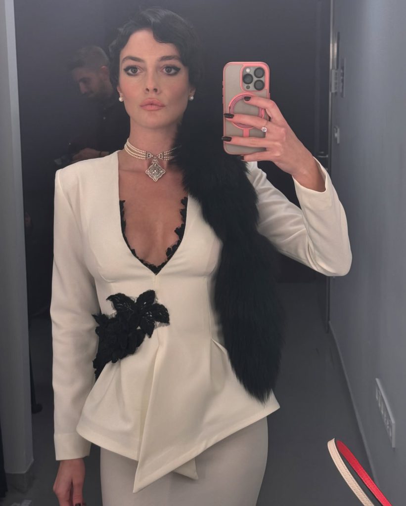 Melis Sezen depicts fire ass