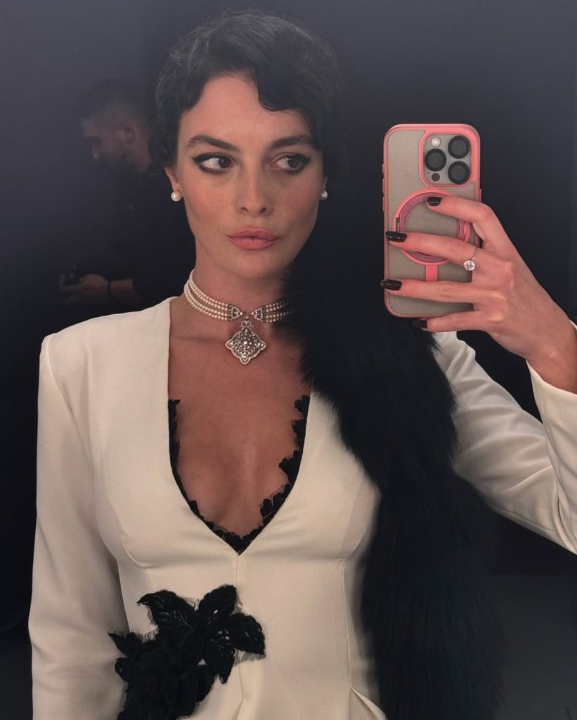 Melis Sezen depicts fire hot pics