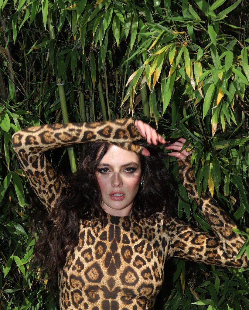 Melis Sezen looks hot images