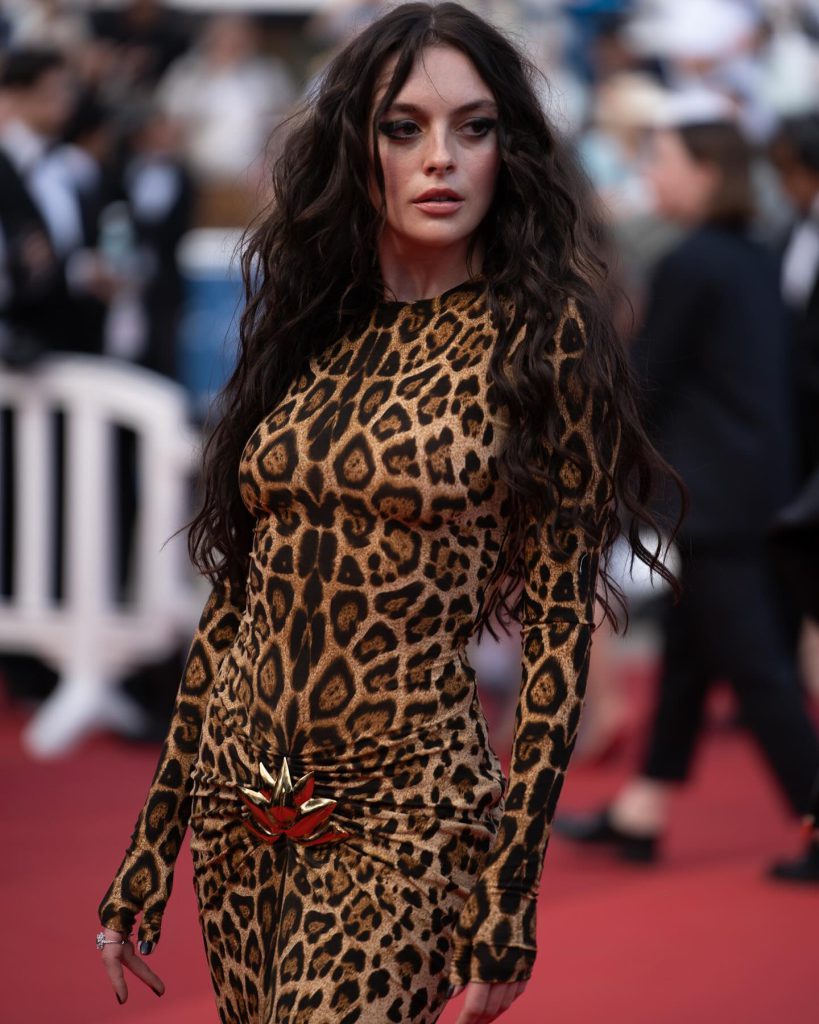 Melis Sezen looks pussy