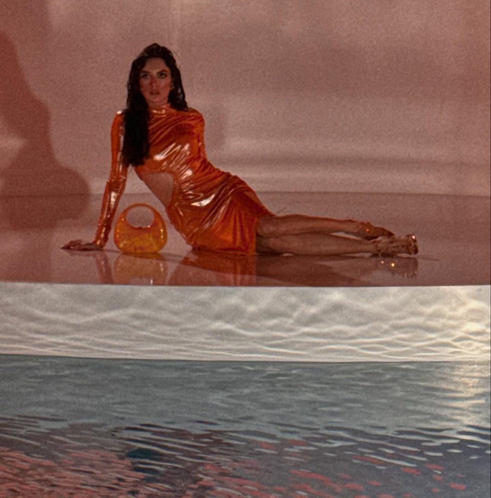 Melis Sezen looks xxx