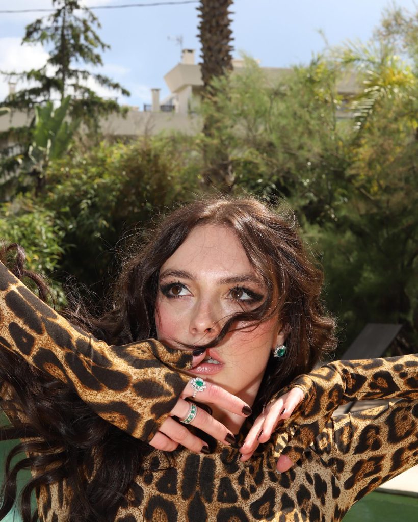 Melis Sezen looks xxx sex