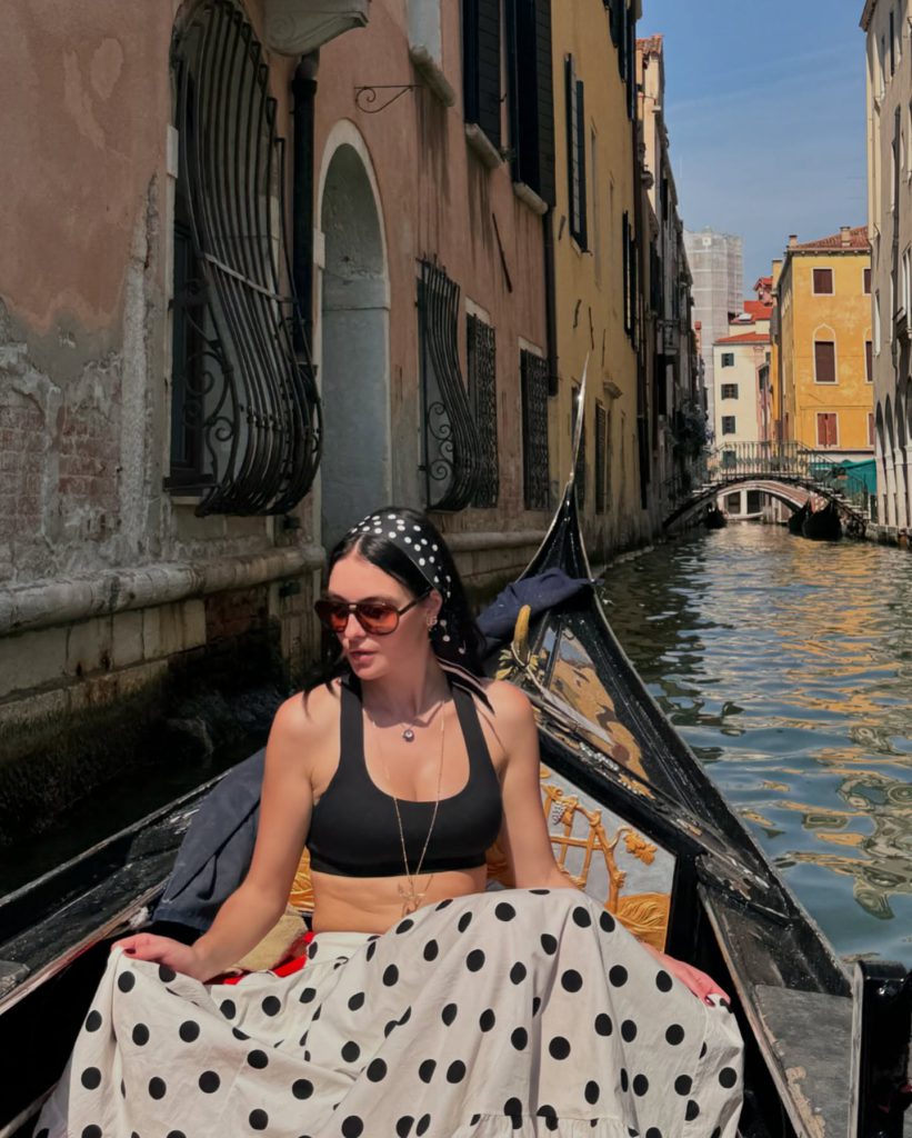 Melis Sezen modeling hot