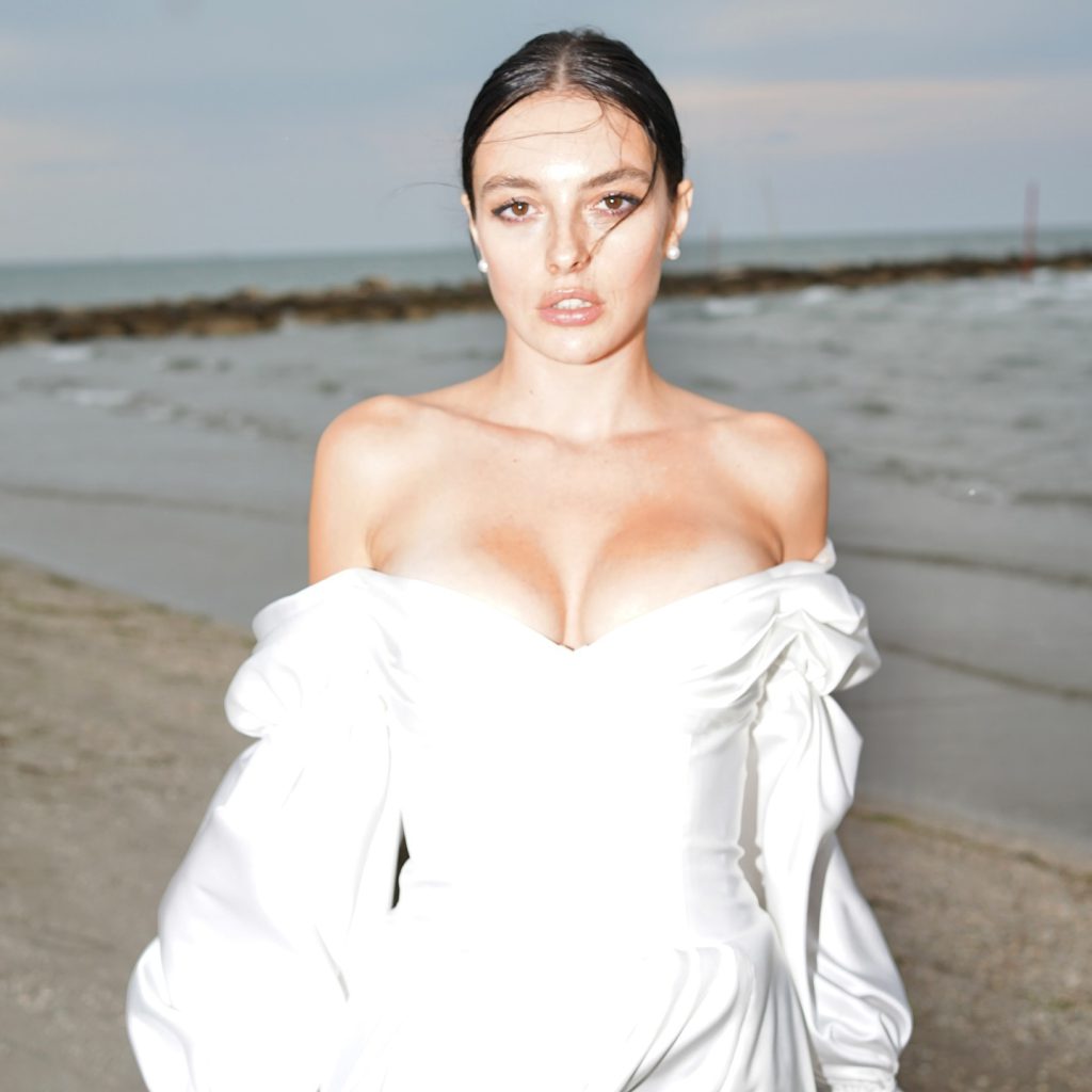 Melis Sezen modeling hot photos