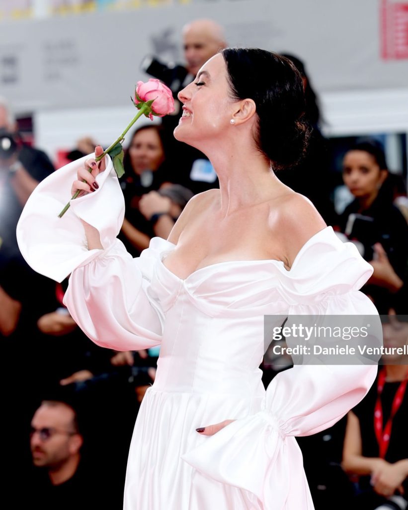 Melis Sezen modeling hot pics