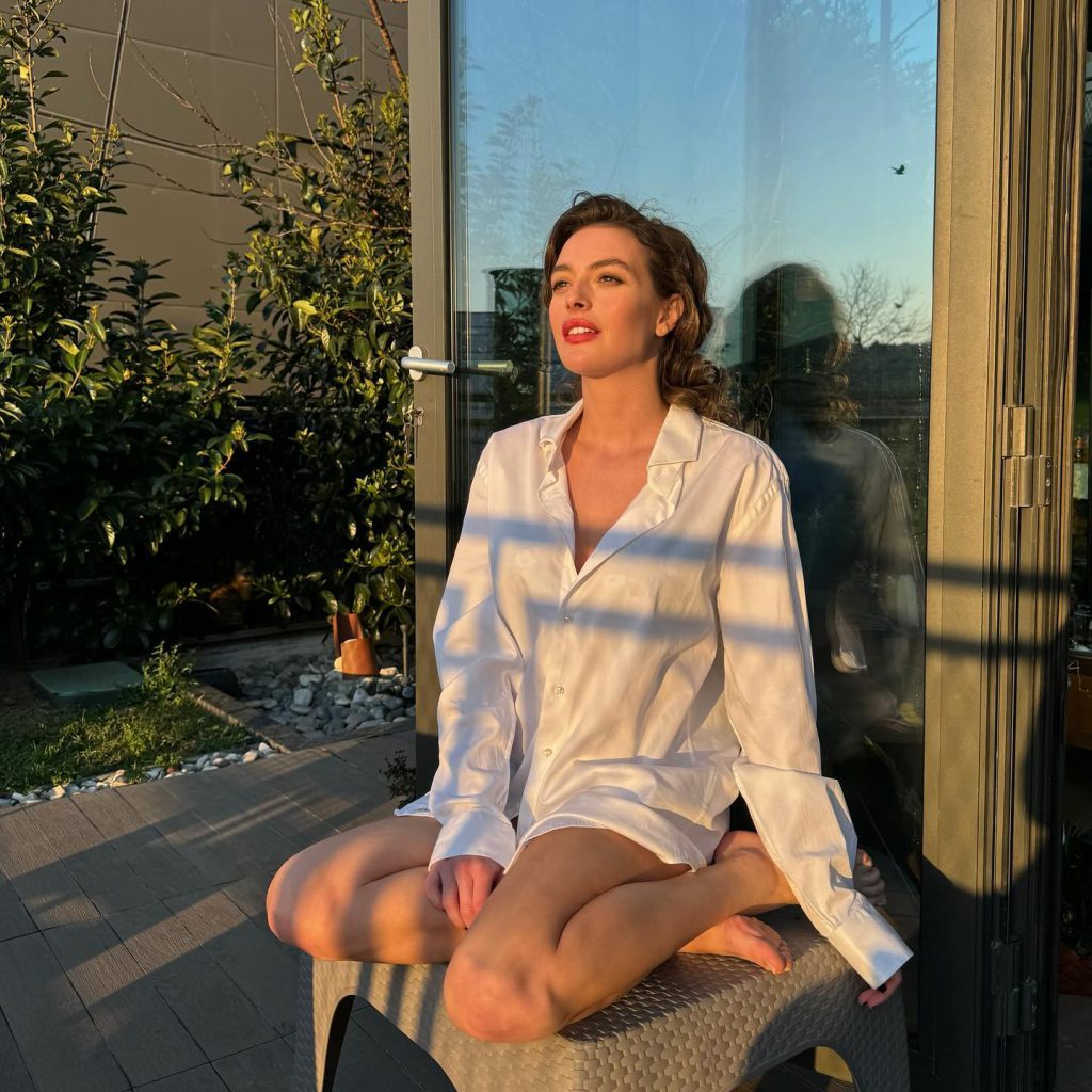 Melis Sezen poses ass