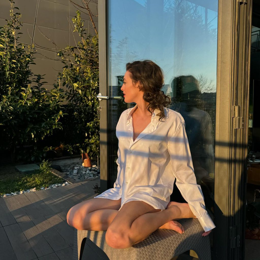 Melis Sezen poses bikini