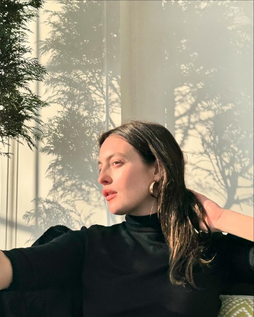 Melis Sezen poses boobs