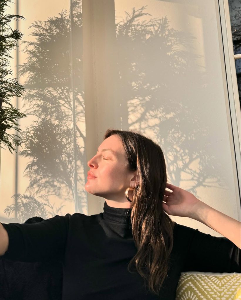 Melis Sezen poses hot photos