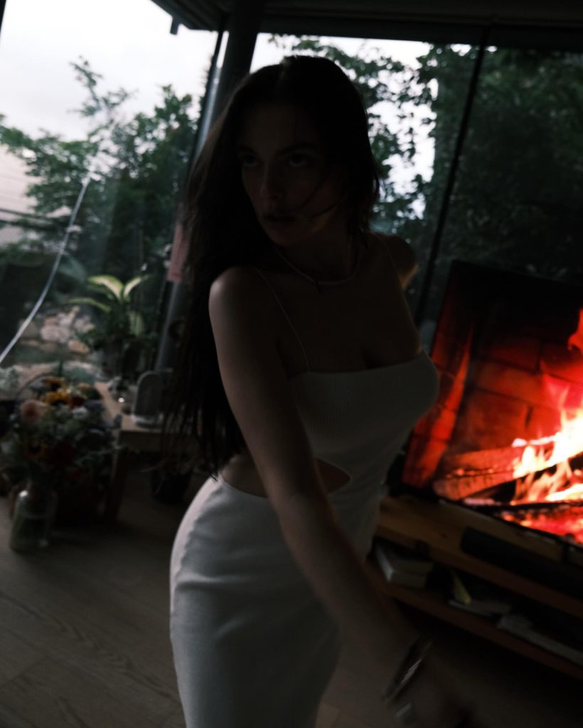 Melis Sezen poses hot xxx