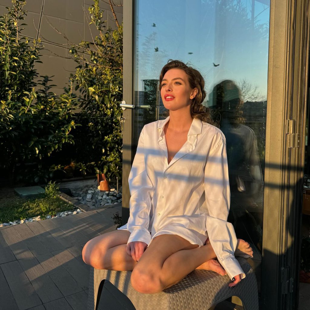 Melis Sezen poses nude